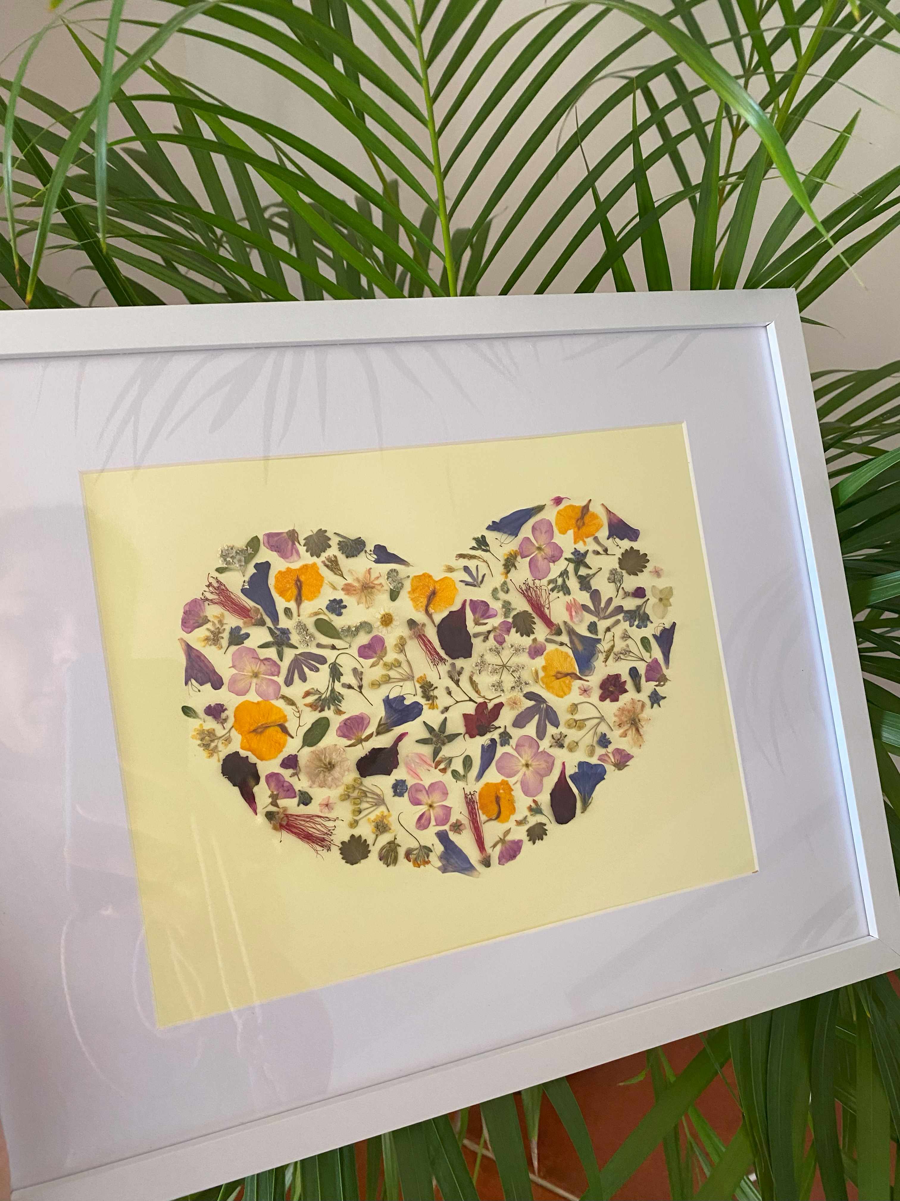 heart-shaped-frame-from-dried-flowers-main