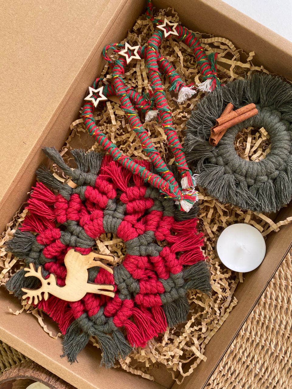 macrame-christmas-gift-box-red-with-deer-main