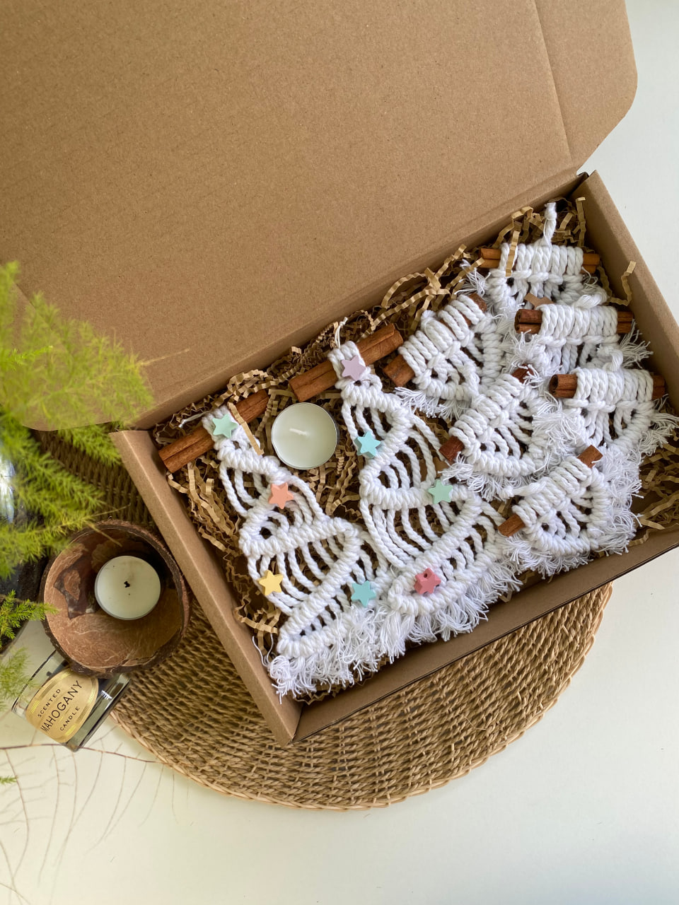 macrame-christmas-gift-box-white-christmas-tree-main