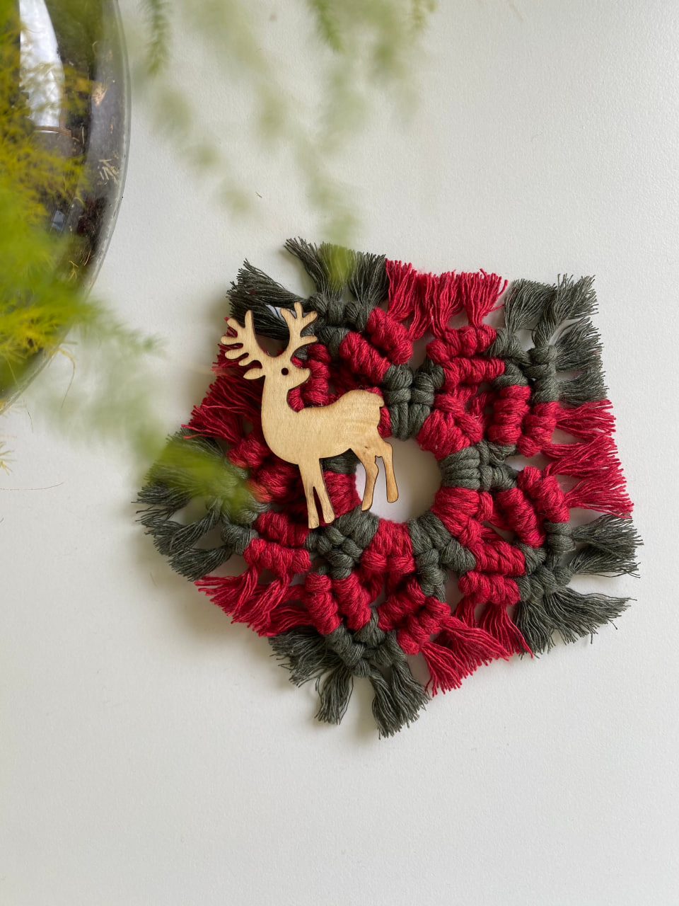 small-christmas-red-green-macrame-star-with-wooden-deer-main