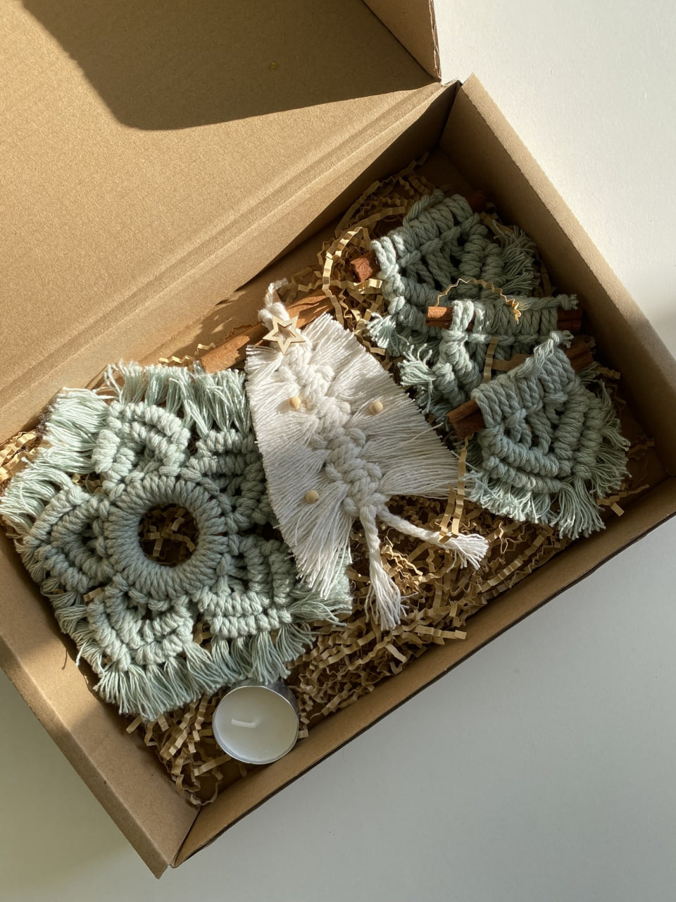 turquoise-macrame-christmas-gift-box-main