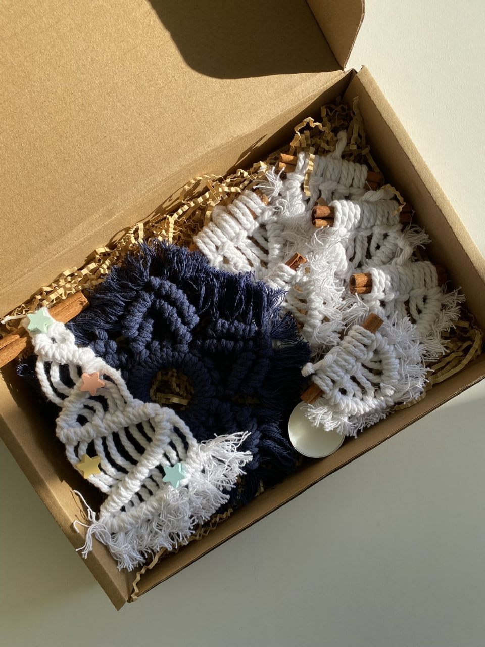 white-blue-macrame-christmas-gift-box-main