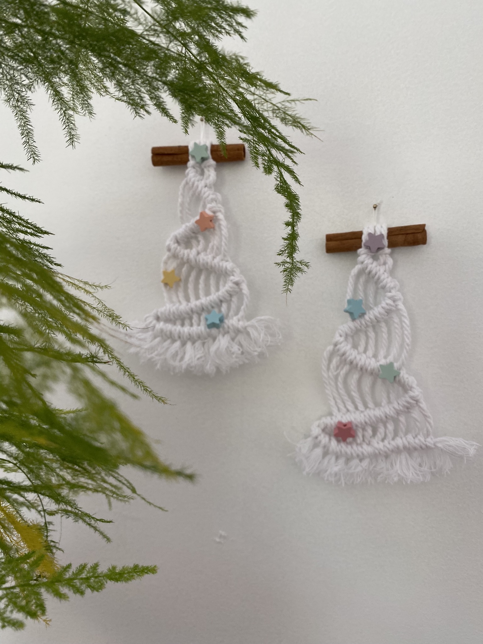 white-macrame-christmas-tree-on-cinnamon-with-wave-set-main