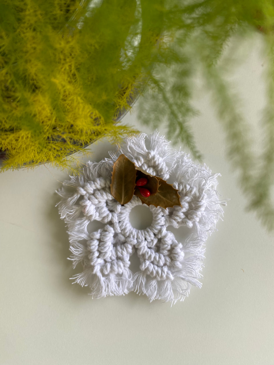 white-snowflake-with-red-berries-and-leaves-main