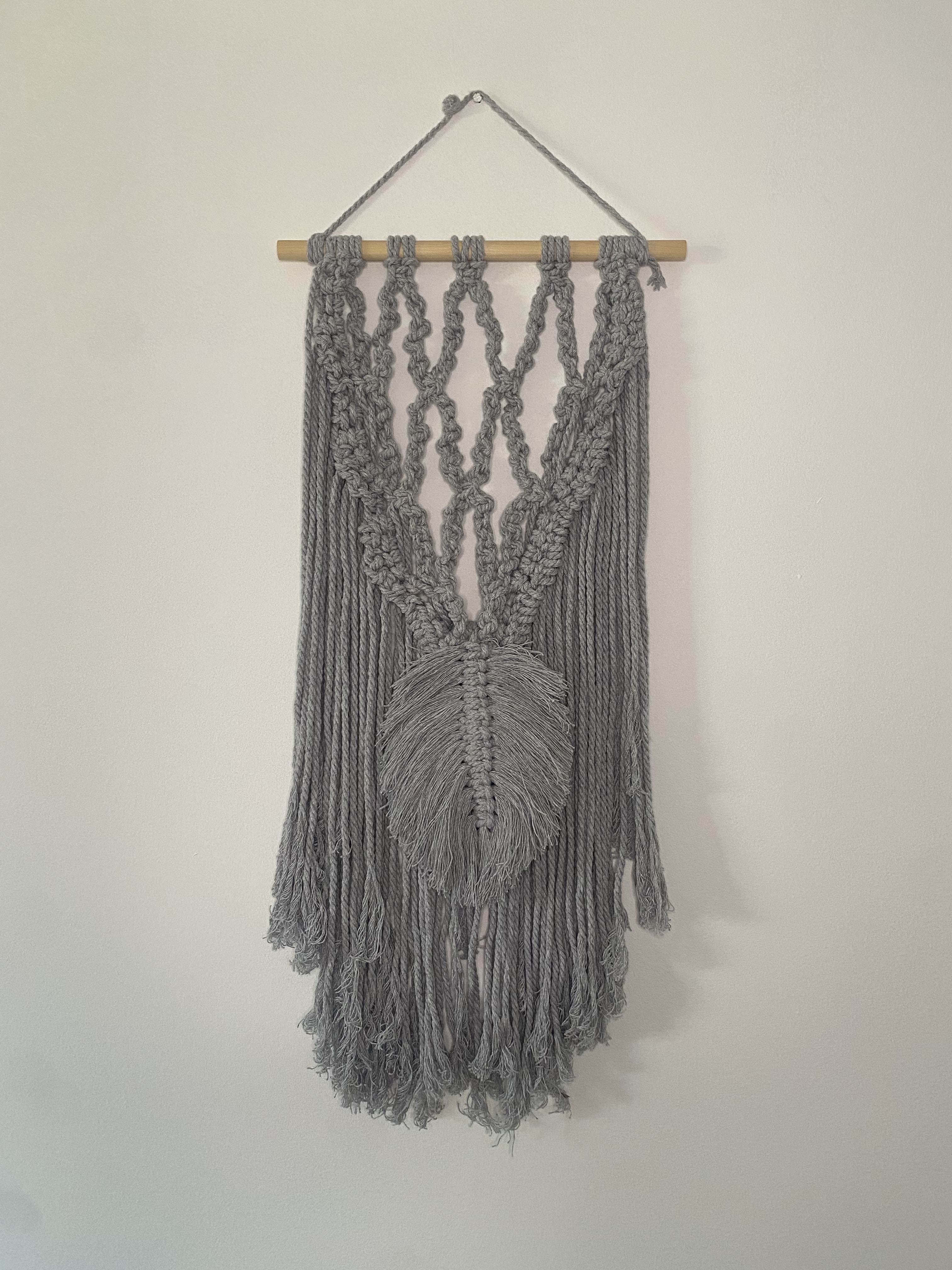 hanging-decor-gray-macrame-with-leaf-main