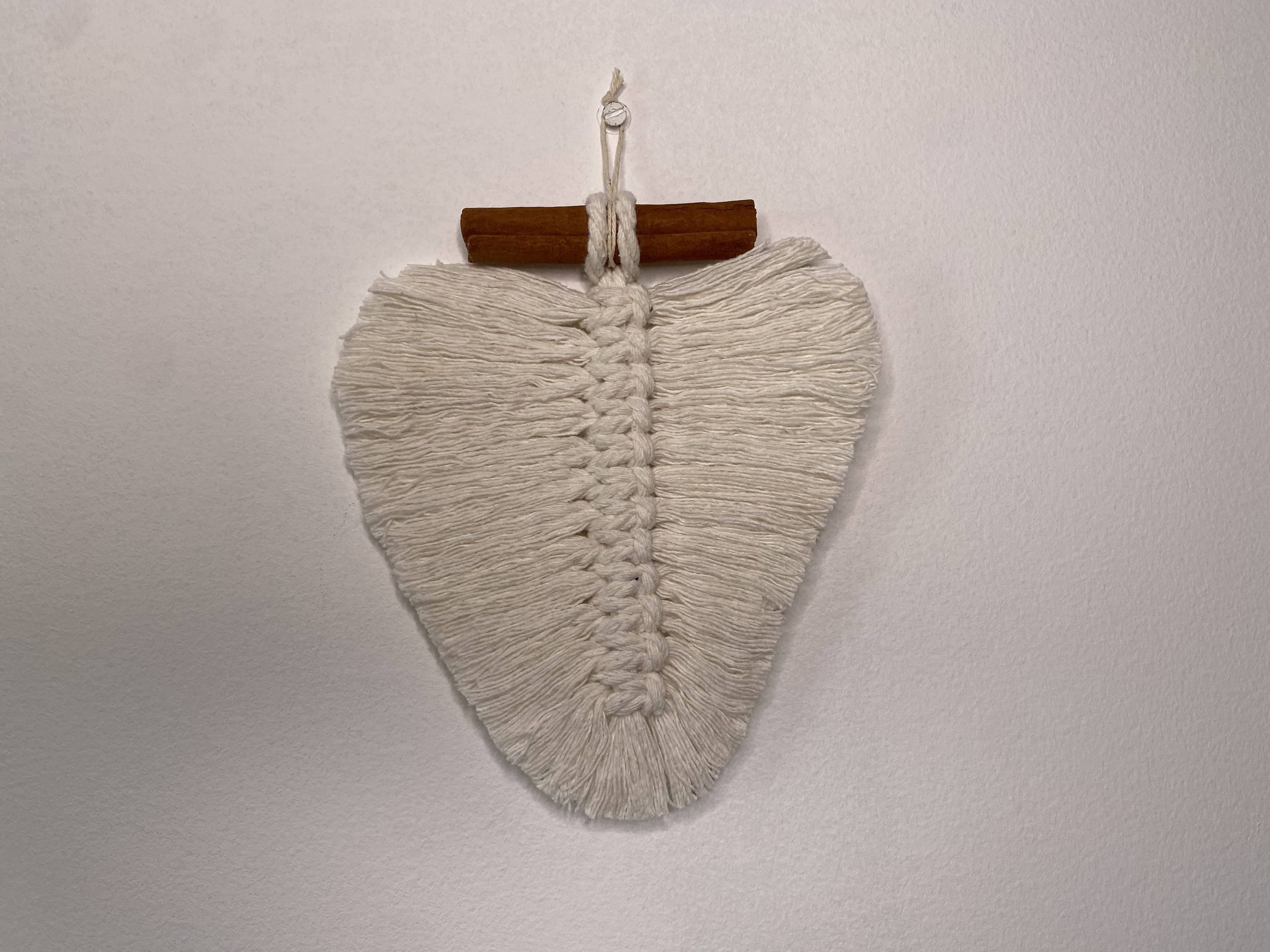 white-decoration-leaf-macrame-main