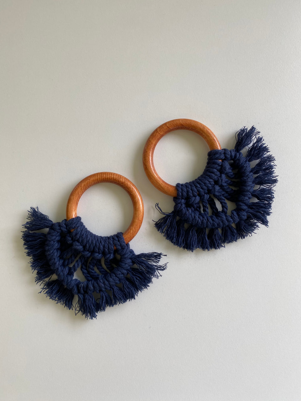 dark-blue-macrame-napkin-rings-set-main
