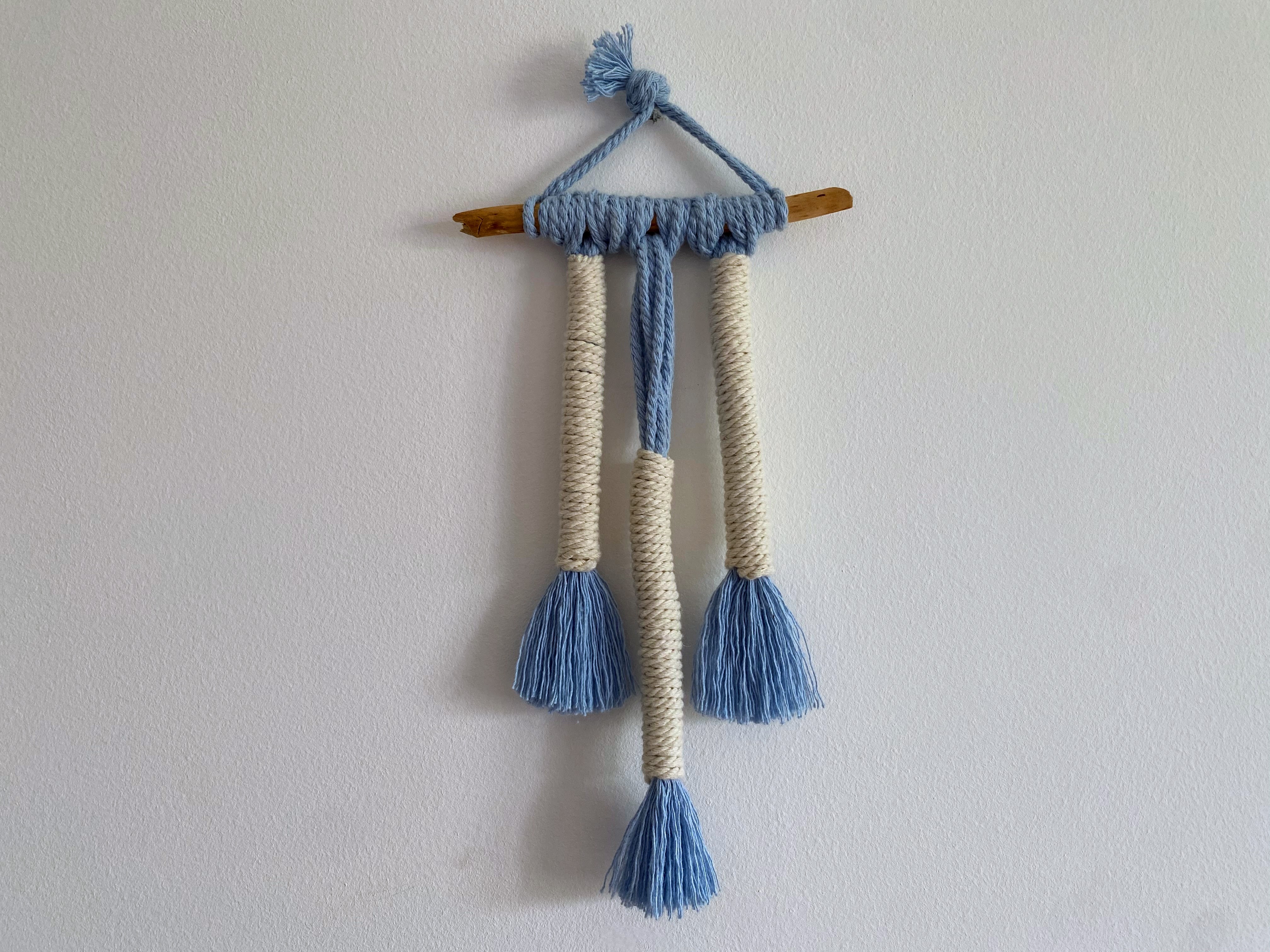 little-knot-blue-white-macrame-main