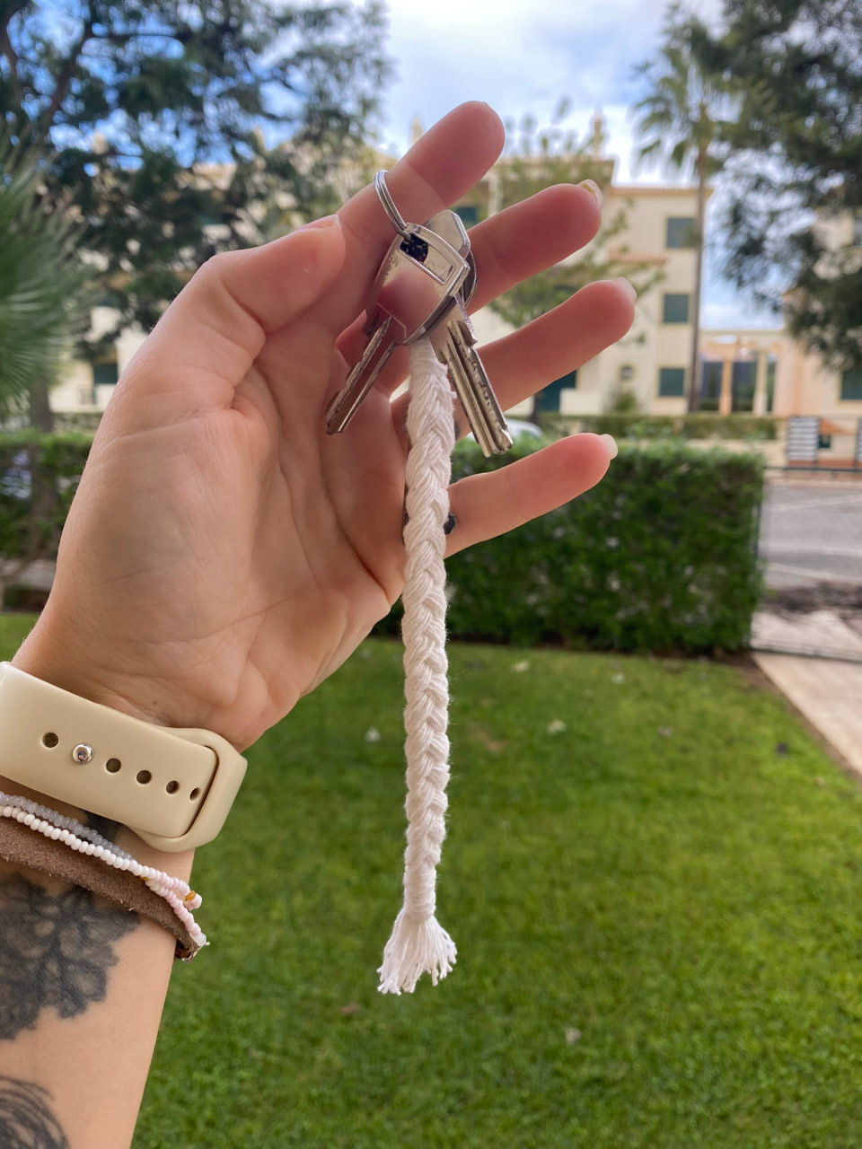 white-braided-macrame-keychain-main