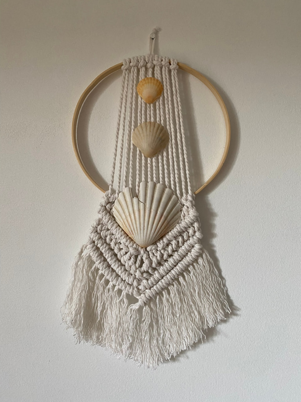 white-macrame-wall-hanging-with-three-seashells-main